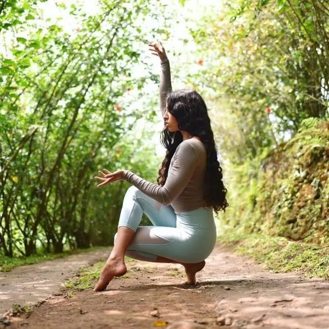 s型瑜伽每日必练动作,简单的瑜伽体式美背减龄提升气质