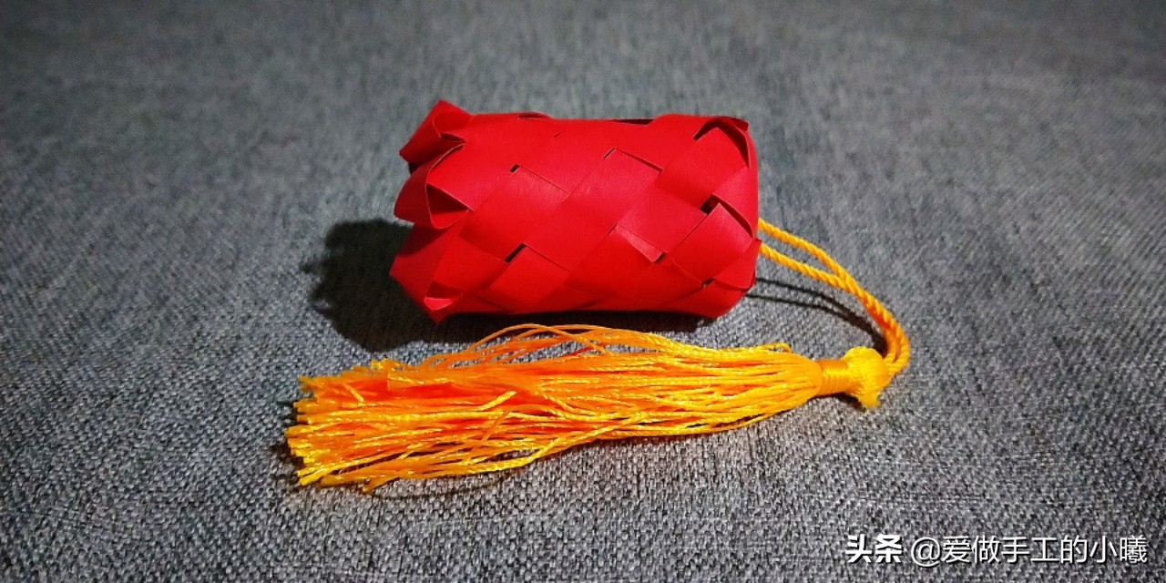 用折星星的纸条做灯笼,用纸条折红红的小灯笼