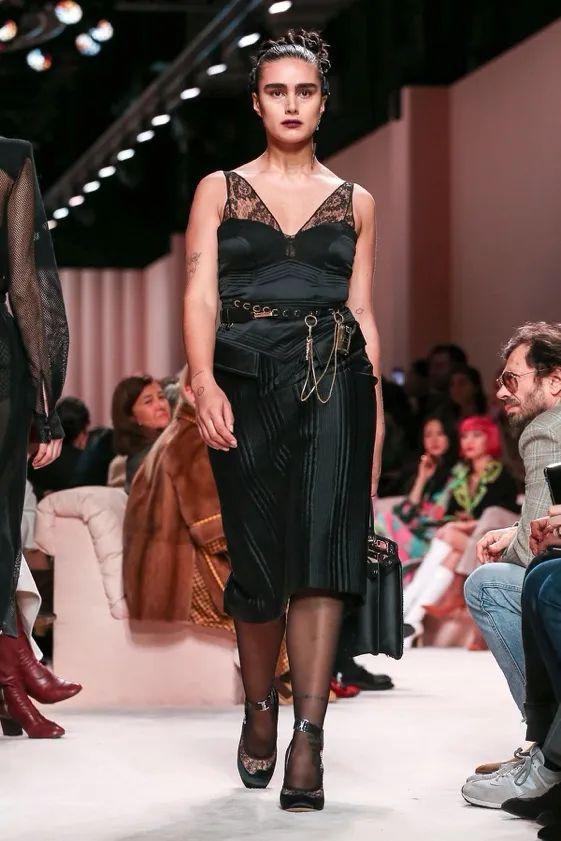 最美大码model登上时装秀,自信释放女权自由,美和真实令人惊艳