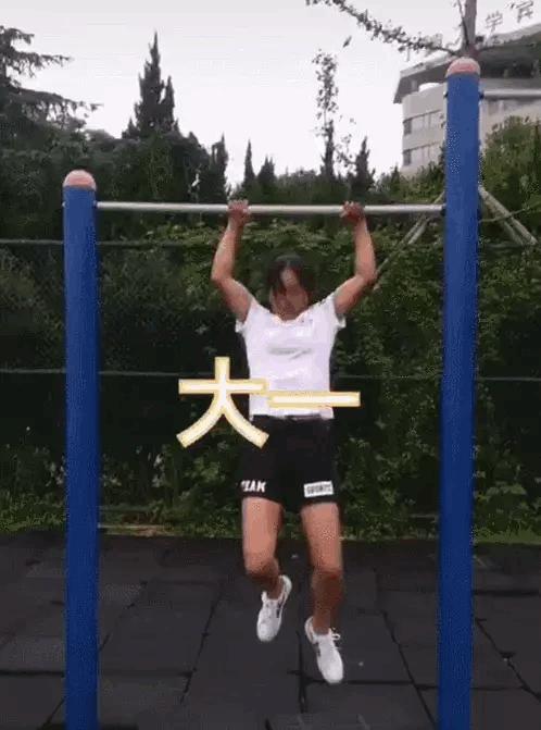 肌肉女学生秀腹肌,撩衣秀腹肌