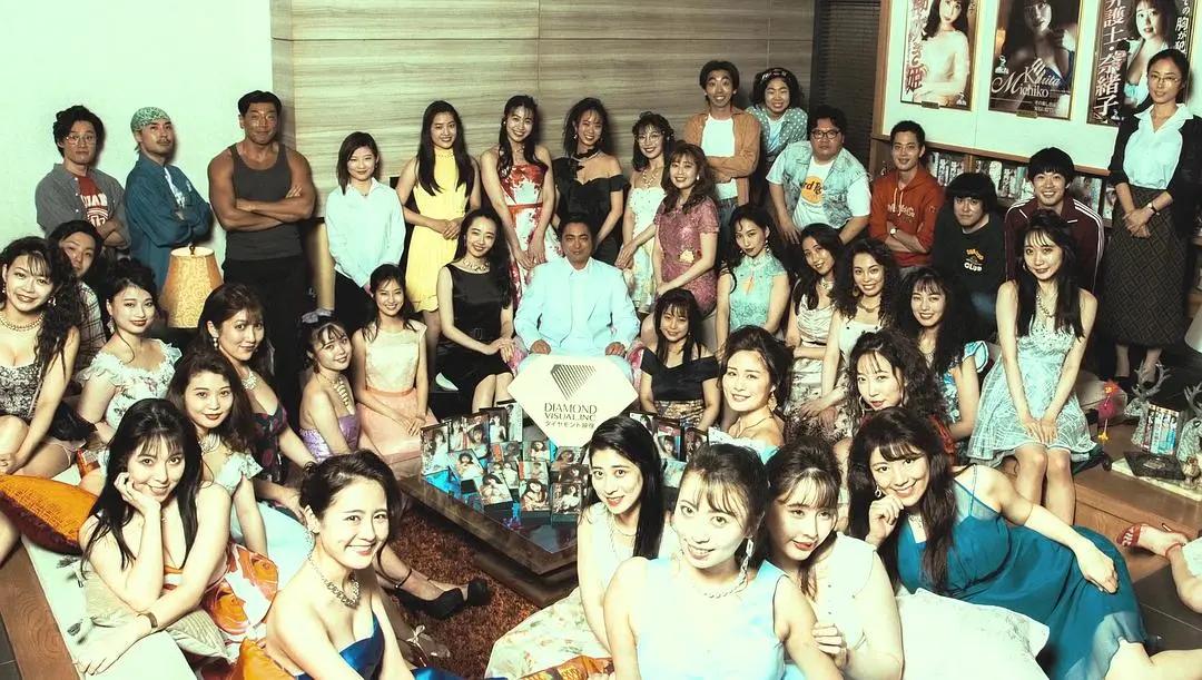 他拍过100多部电影,他拍了很多部电影英文