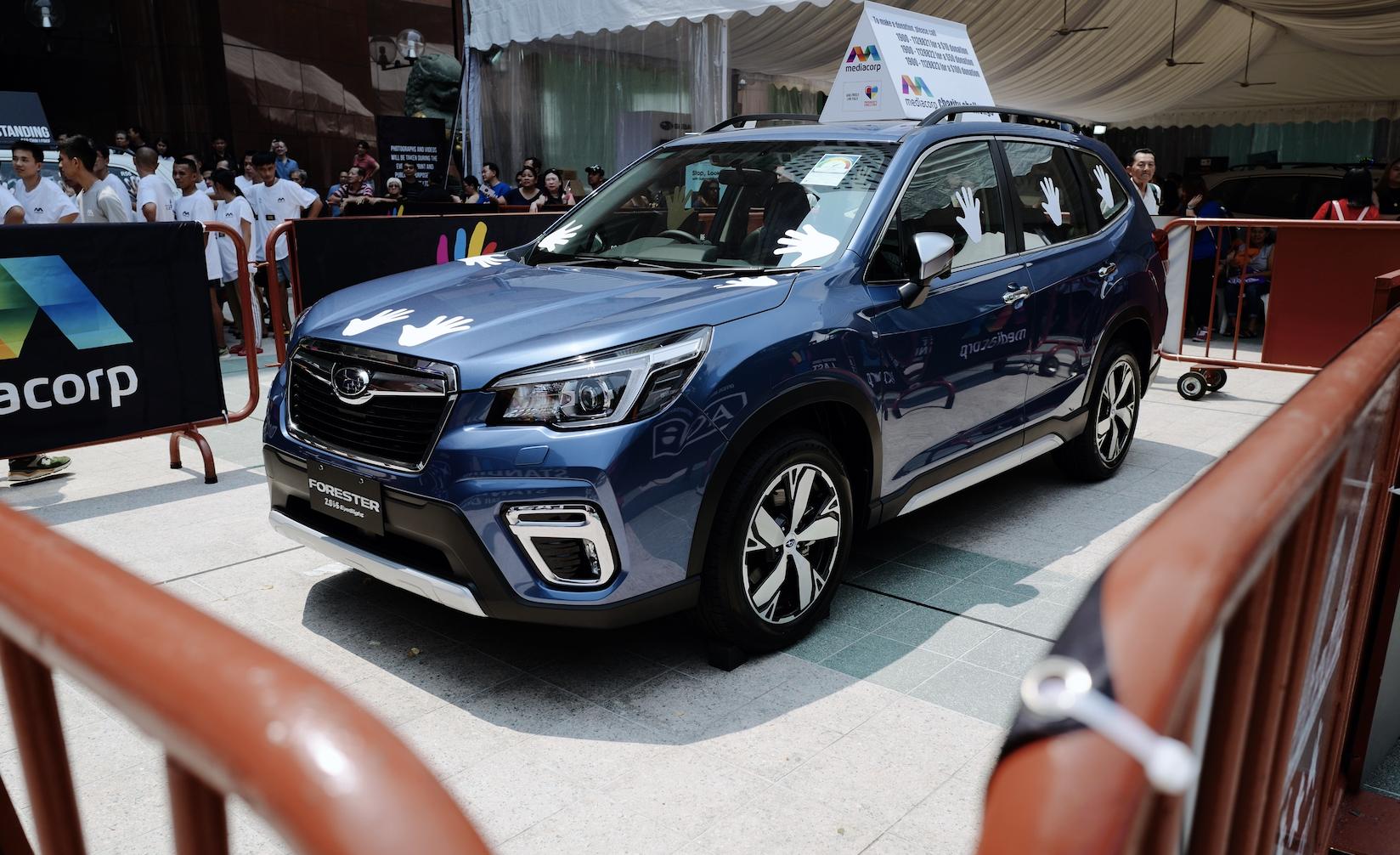 这个人把手摸在车上超过3天3夜赢了一辆车你觉得你行不？