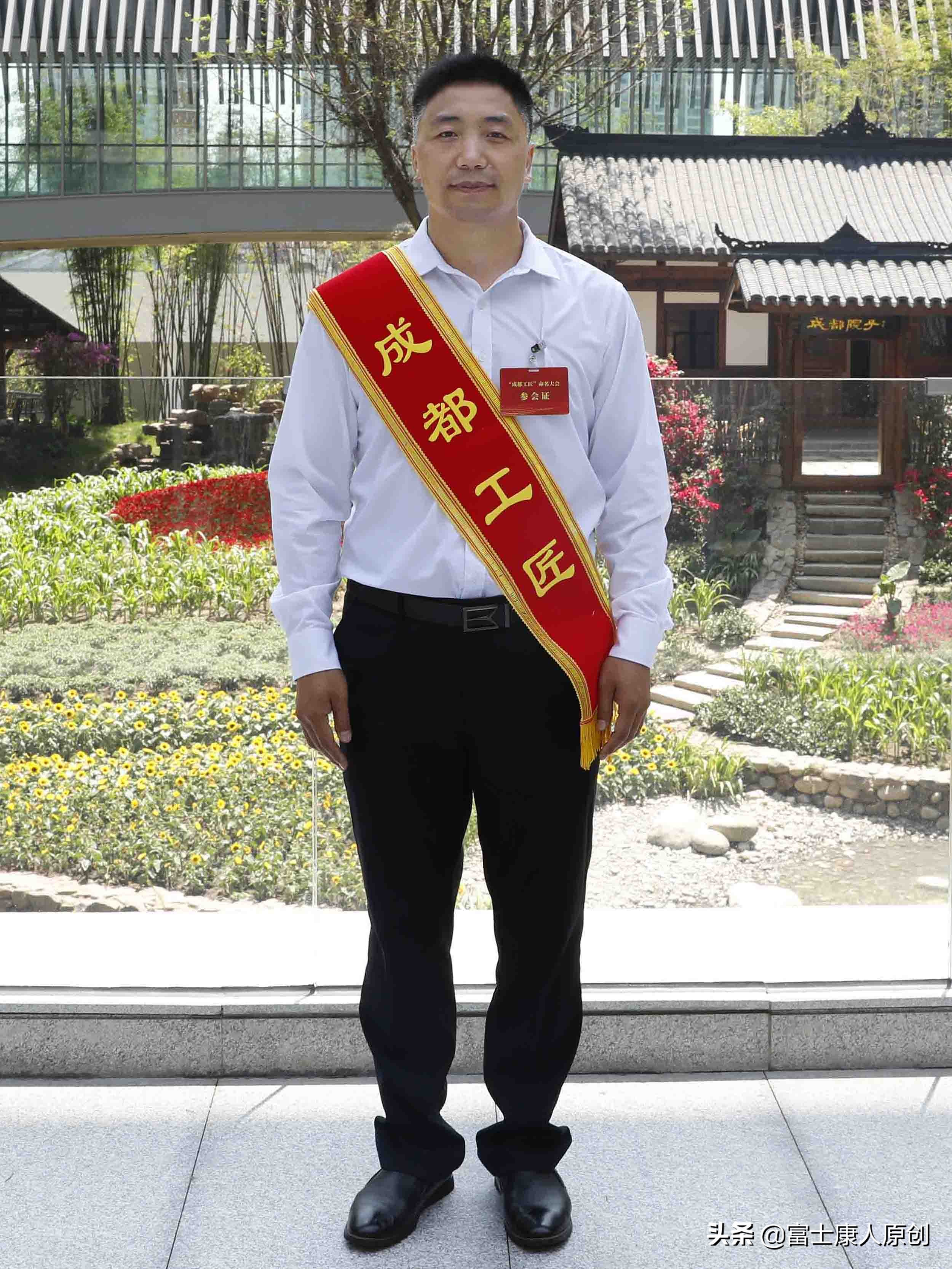 苦练叉车20年,农家小伙成富士康“车神”,到人民大会堂接受表彰