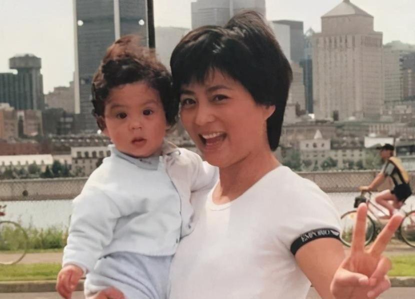 拥有迷人桃花眼的女星,盘点6位狐狸眼的女星