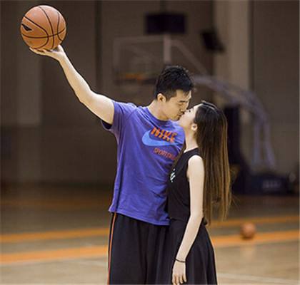 13年前以一记绝杀拯救中国男篮，婚后生活幸福，功成身退成解说