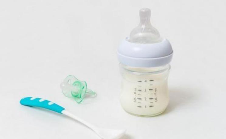 宝宝喝奶总是留下最后一点,小孩喝奶为啥每次都喜欢剩一点