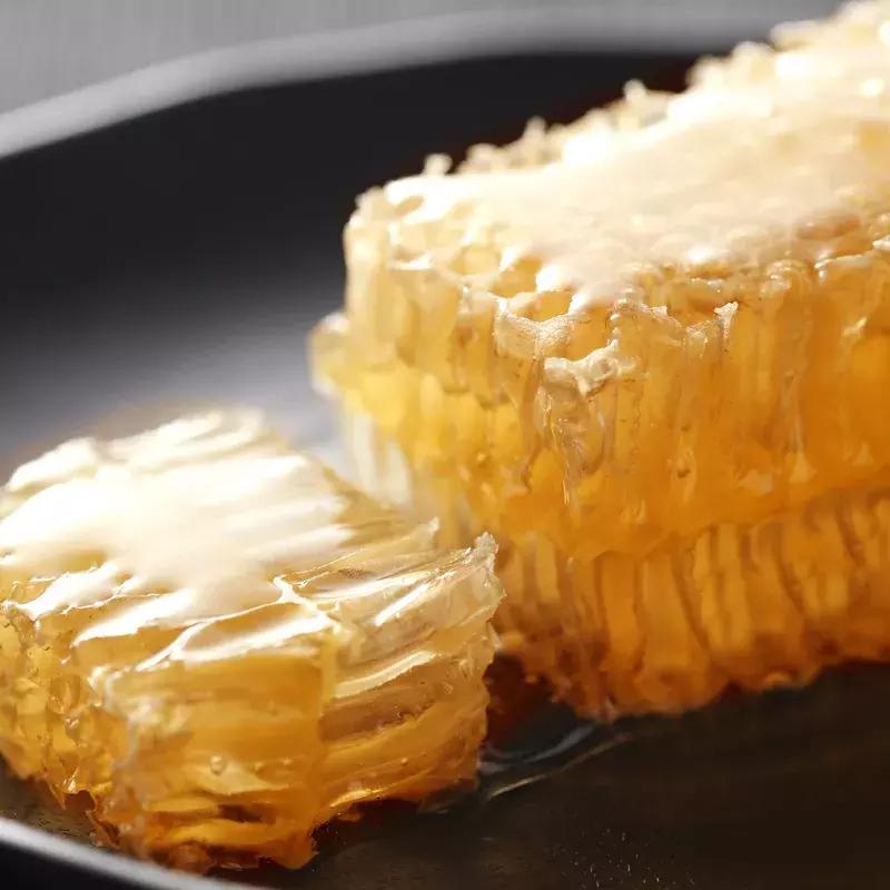 舌尖上的蜂蜜吃法,蜂蜜块嚼着吃推荐