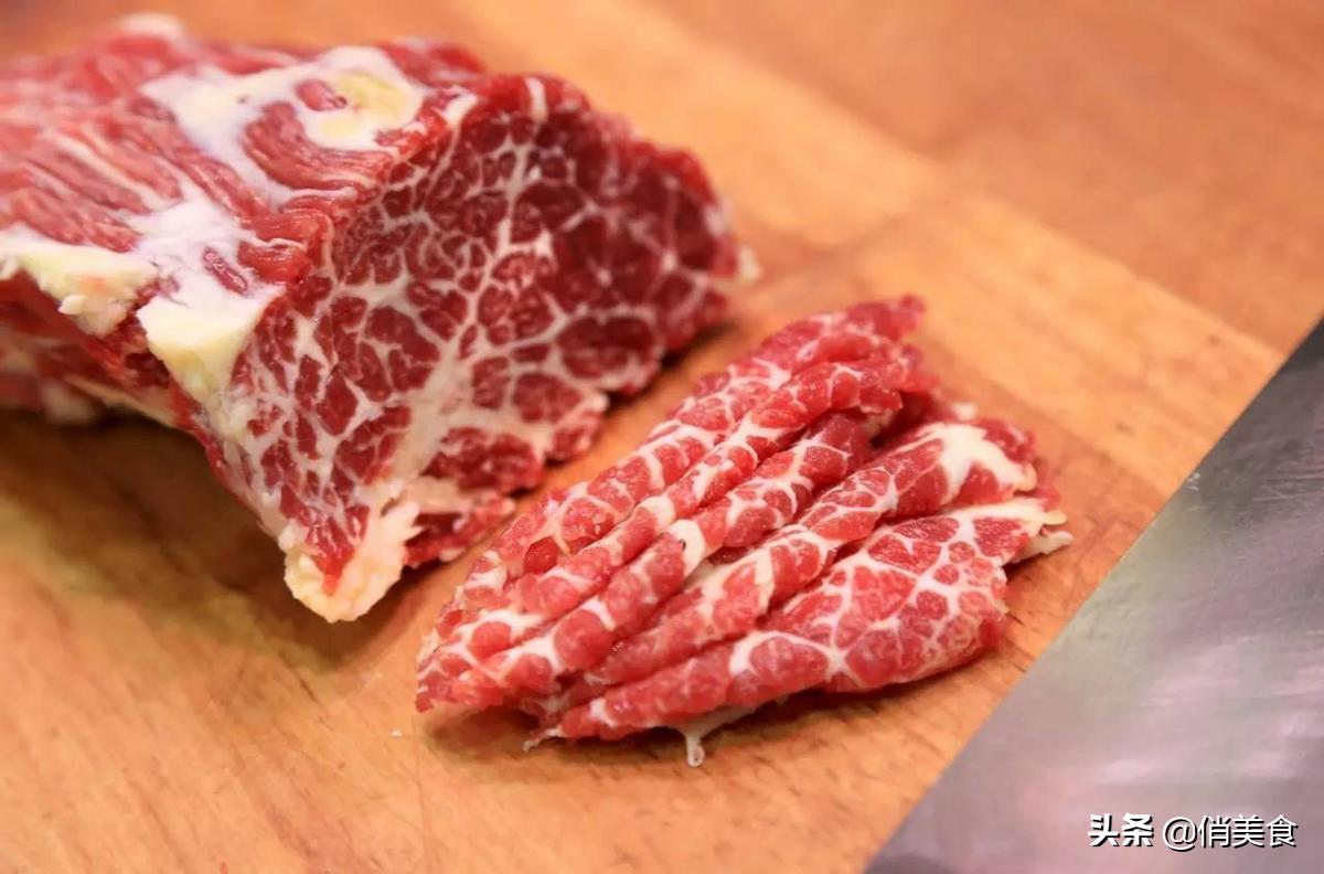 炒牛肉可以先用开水把牛肉煮吗,炒牛肉的牛肉是要横切还是要竖切