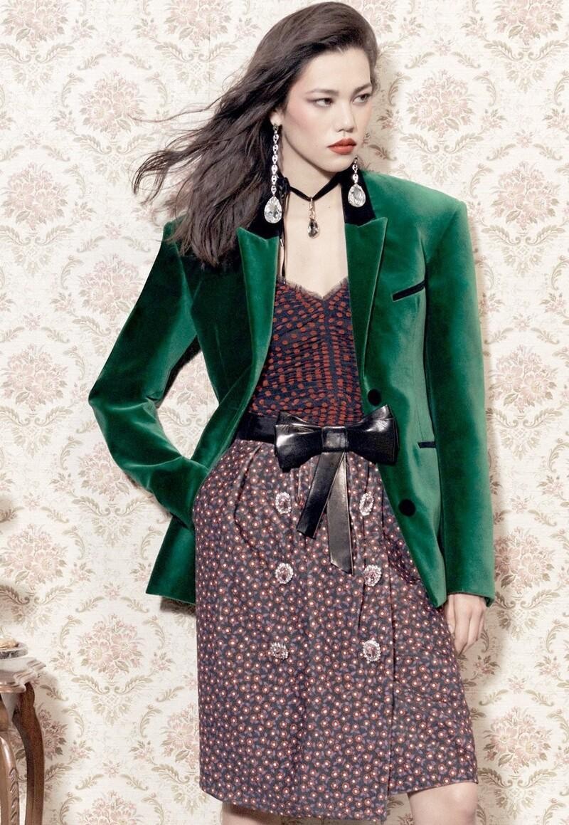 穿惯了普通的西装,来点不一样的款式,复古的丝绒西装值得一试