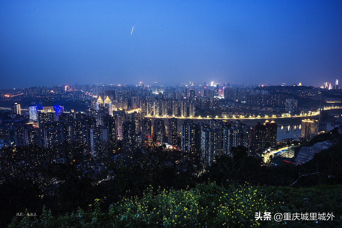 好奇探寻平顶山顶是否“平”，无意发现了渝中区与沙坪坝区的界牌