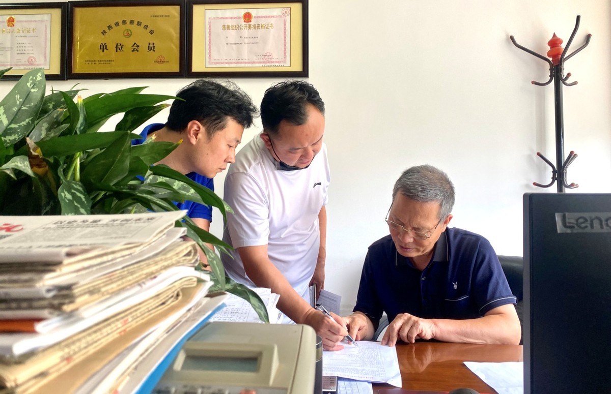 抗击疫情捐款捐物爱心汇聚洛宁,众志成城抗击疫情爱心捐物