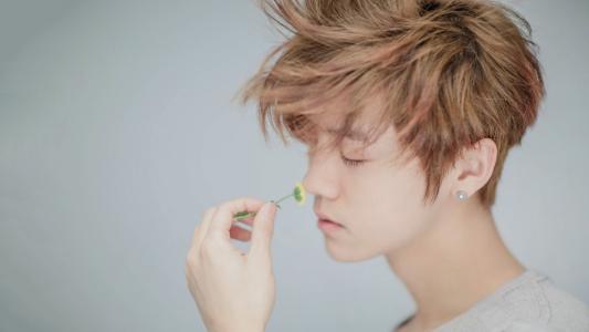 头发稀疏且发质软怎样打理才好看,头发稀疏发质软怎么治