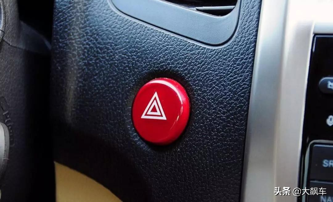 男童被锁车内自救,孩子锁车内如何自救