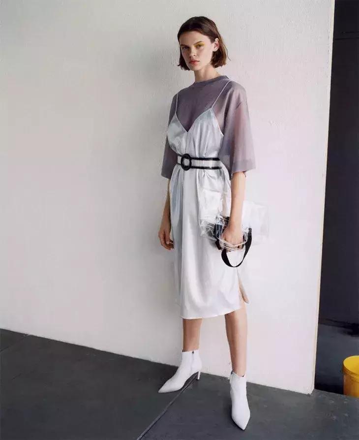 洋气上档次吊带裙秋冬内搭,今年最火的吊带裙内搭