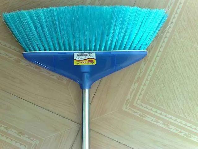 地上的头发怎样才能打扫干净,地板上全是碎头发怎么清理