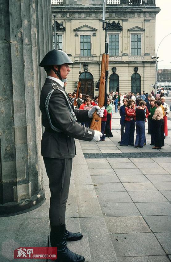 不只是仪仗！——东柏林的卫兵们