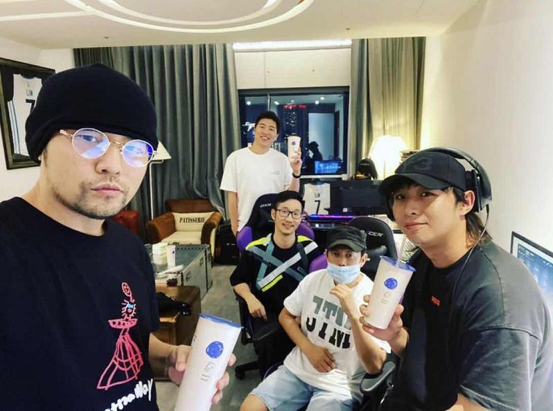 周杰伦比赛也不忘耍帅,周杰伦通宵带队友疯狂冲上王者