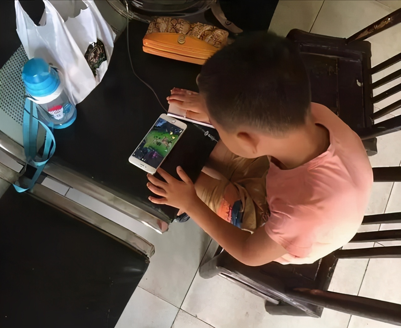 熊孩子疯狂买卡片花掉数十万元,熊孩子用3美金买兰博基尼