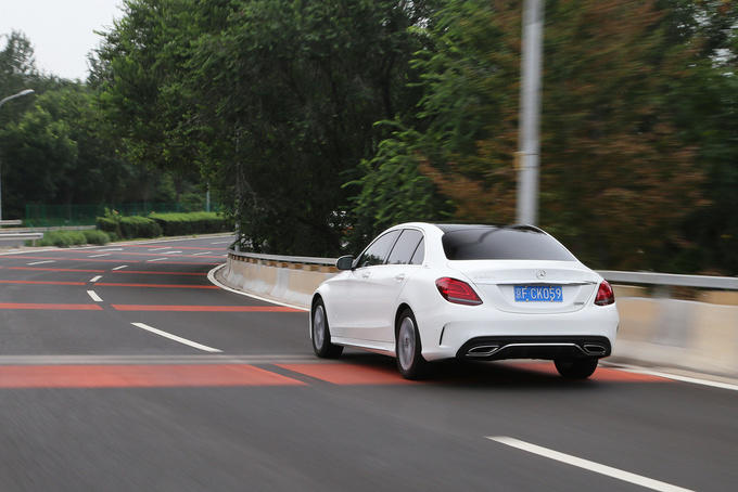 奔驰c级180落地多少钱,豪华奔驰180