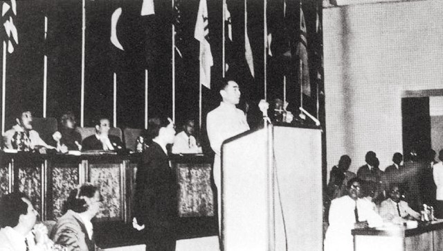 记者故意刁难周总理：为何要用美产钢笔？他的回答让记者羞愧