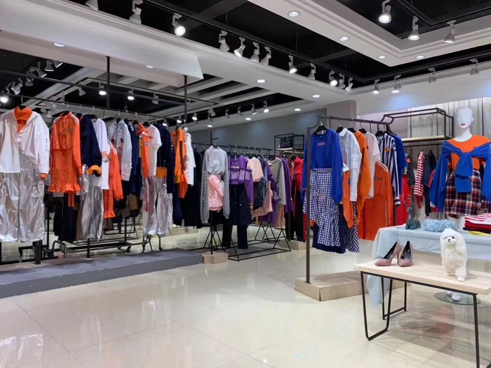 乌丫大牌女装折扣批发,品牌折扣女装批发公司货源