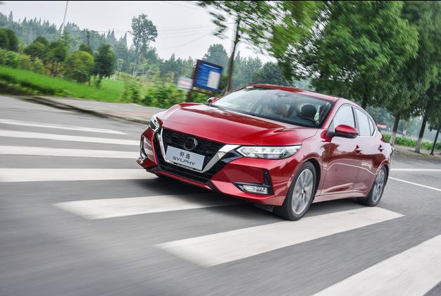 日产轩逸2017款对比卡罗拉,日产轩逸跟卡罗拉哪个更值得买