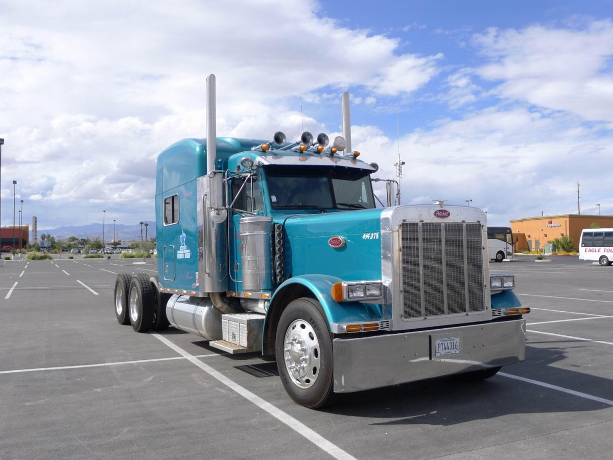 美国卡车排气管为何又长又向上？当地农民：保命