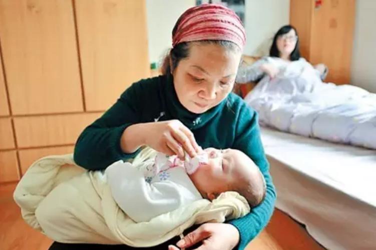 婴儿呛奶妈妈急救,育婴师被呛奶讲解视频