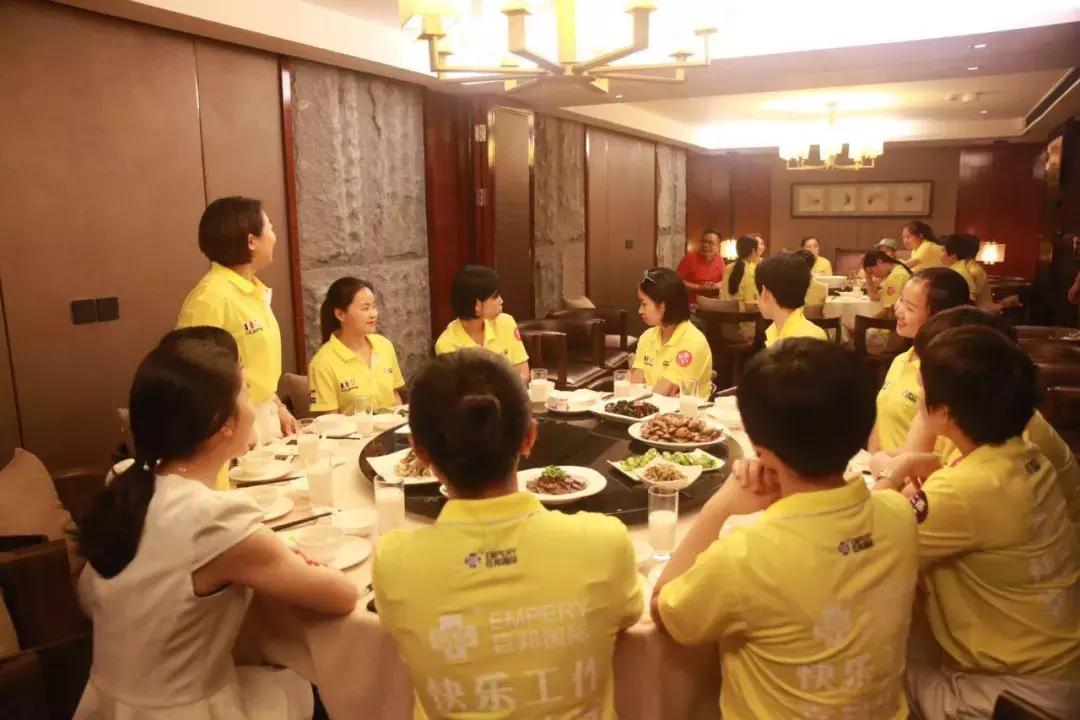 巨邦快乐集结号丨看见了，其中一艘游艇上，是我们的船长大舅哥