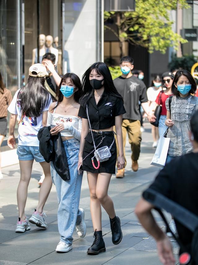 露脐装女生,露脐装马甲线女生