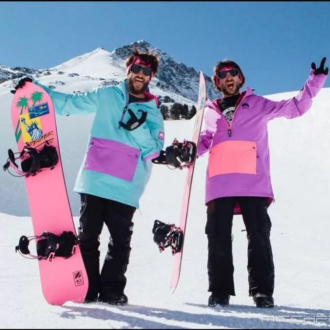 都穿什么牌子滑雪服,哪个牌子的滑雪服最好看