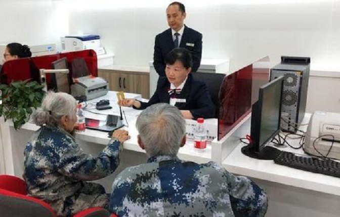 老太去银行汇款被拒绝,老太不听警察劝阻执意汇款