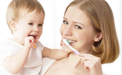 一周宝宝牙齿有黑渍能刷牙吗,宝宝牙齿发黑怎么办用什么牙膏
