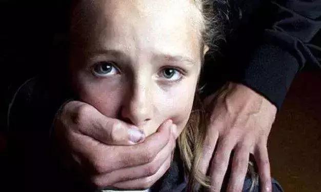 “我是你父亲,可以亲你、摸你全身,这不是猥亵!”