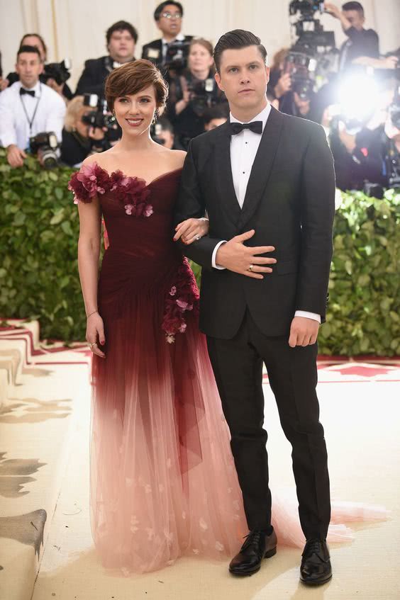 斯嘉丽约翰逊手握香槟图片,斯嘉丽约翰逊什么时候结婚