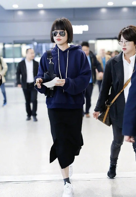 马思纯剧里同款发型,马思纯卷发造型配粉红裙