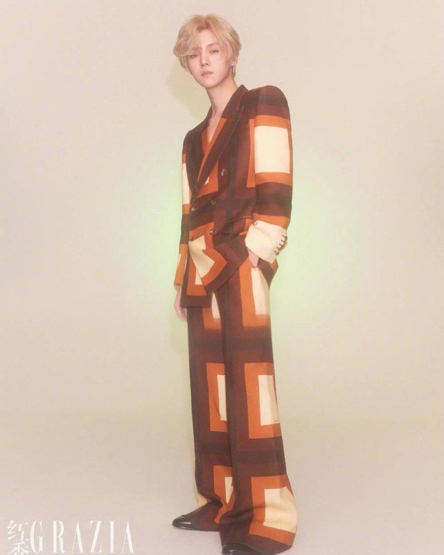 鹿晗最新广告大片曝光，粉色服装混血感满满，内娱颜值天花板