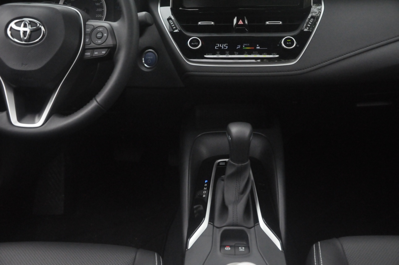 2022款雷凌双擎1.8l豪华版试驾,全新雷凌双擎优缺点