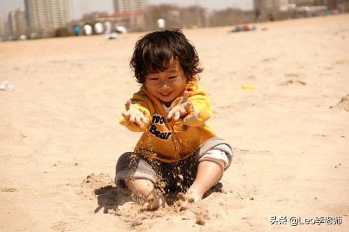 两岁孩子拧开了牙膏盖玩起了牙膏，宝妈这样做，绝了