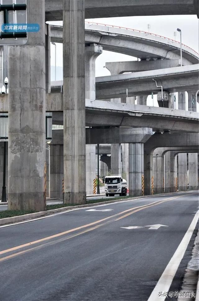 宜宾这座“5D”立交桥走错就走远了！一起来看看4个方向行走路线