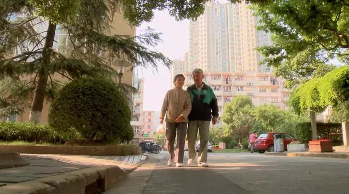 90岁夫妇恋爱日常，诠释了“与子偕老”：我忘了全世界，但记得你