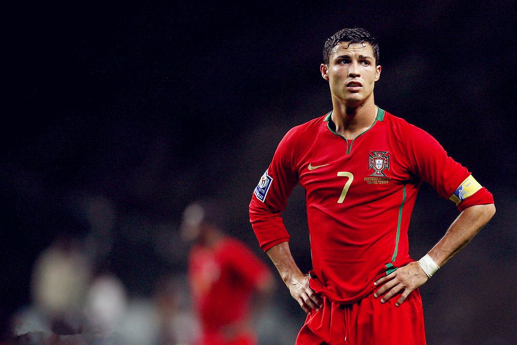 足球之神c罗vs足球之王,足球之王c罗小时候的模样