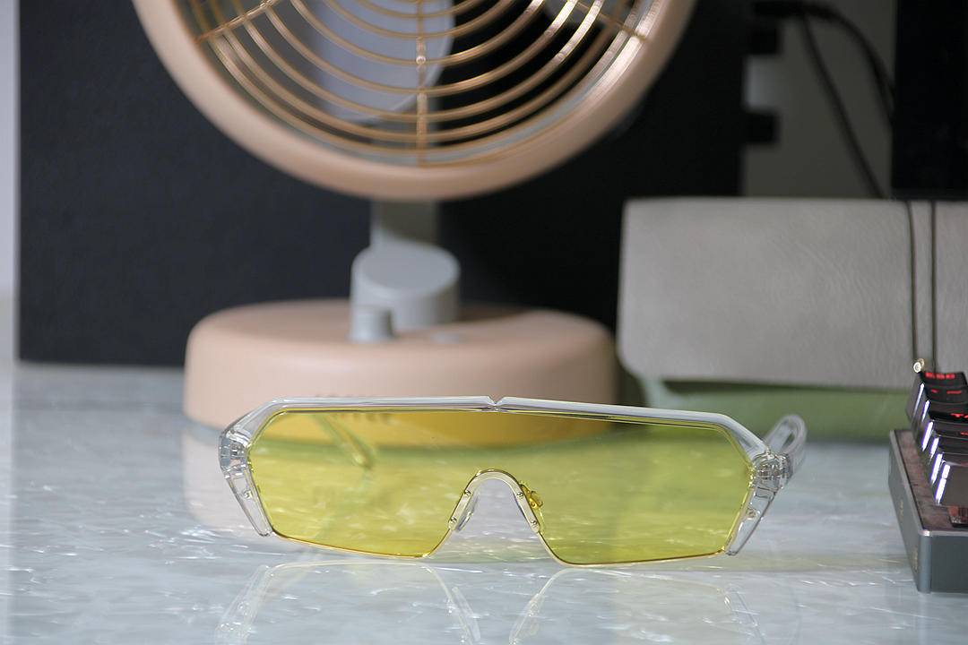 不仅解决开车人士长期困扰，它还能日夜两样感光变色