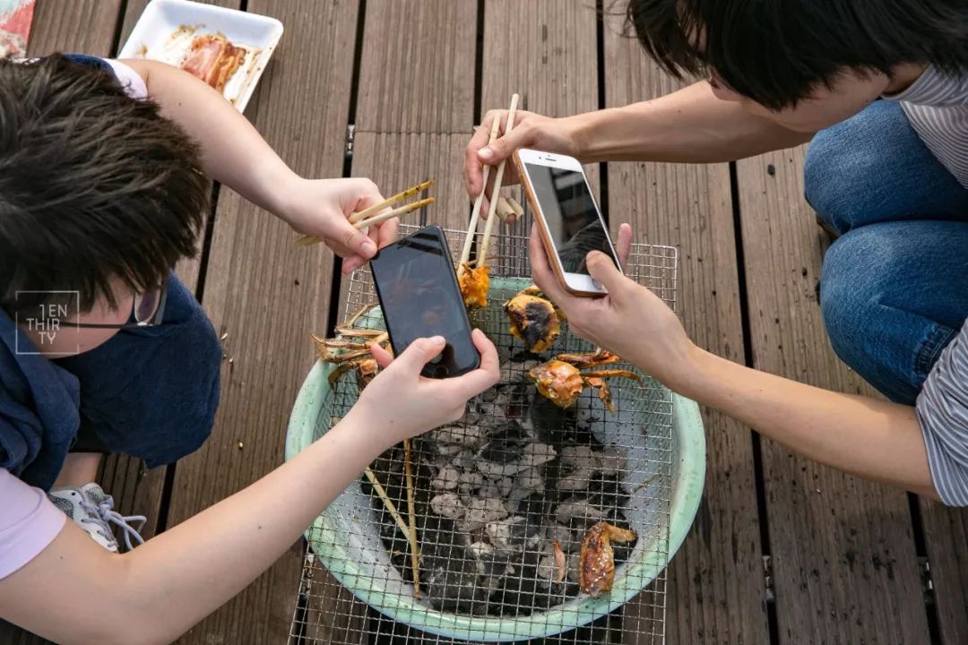 趁着午休两小时，他们在天台上组了个jió盆烤肉趴