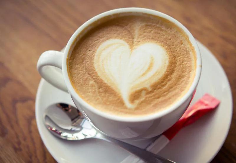 睡觉时身体突然抖一下像是踩空,睡觉时梦到踩空竟然会抖一下