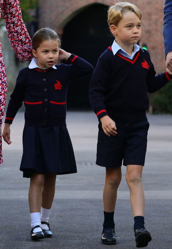 凯特王妃穿黄色连衣裙怀抱新生儿,凯特王妃穿裙套装