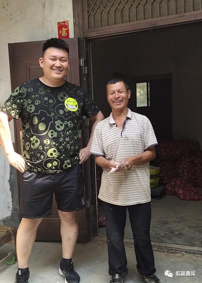 蔬菜滞销小伙带千万去收购,20万斤包菜滞销男子买1万斤