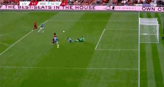 孙继海1防4载入世界足坛教科书,孙继海回追60米1v4门线解围gif