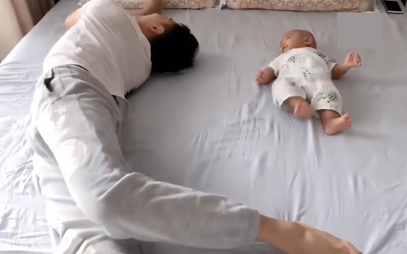 你知道几个月的宝宝不会翻身,4个多月宝宝不会主动翻身