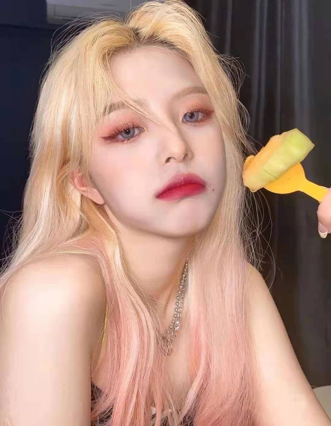 别染“黄头发”了，选择今年受宠的6款发色，显白又时髦